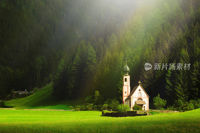 意大利Dolomites, Val di Funes, Ranui的Nepomuk圣约翰教堂